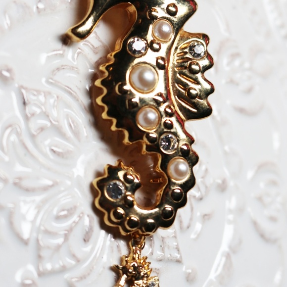 Pearl and Crystal Gold Seashorse Brooch - Picture 8 of 8